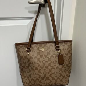 COACH SIGNATURE TOTE WITH ZIPPER